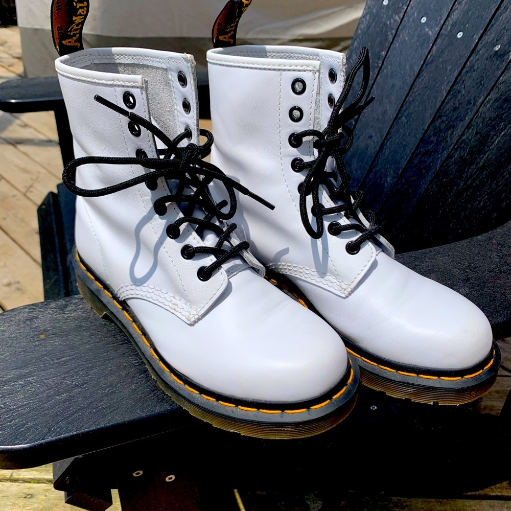 1460 Women’s White Lace Up Doc Marten’s - Size 6 US / 37 EU